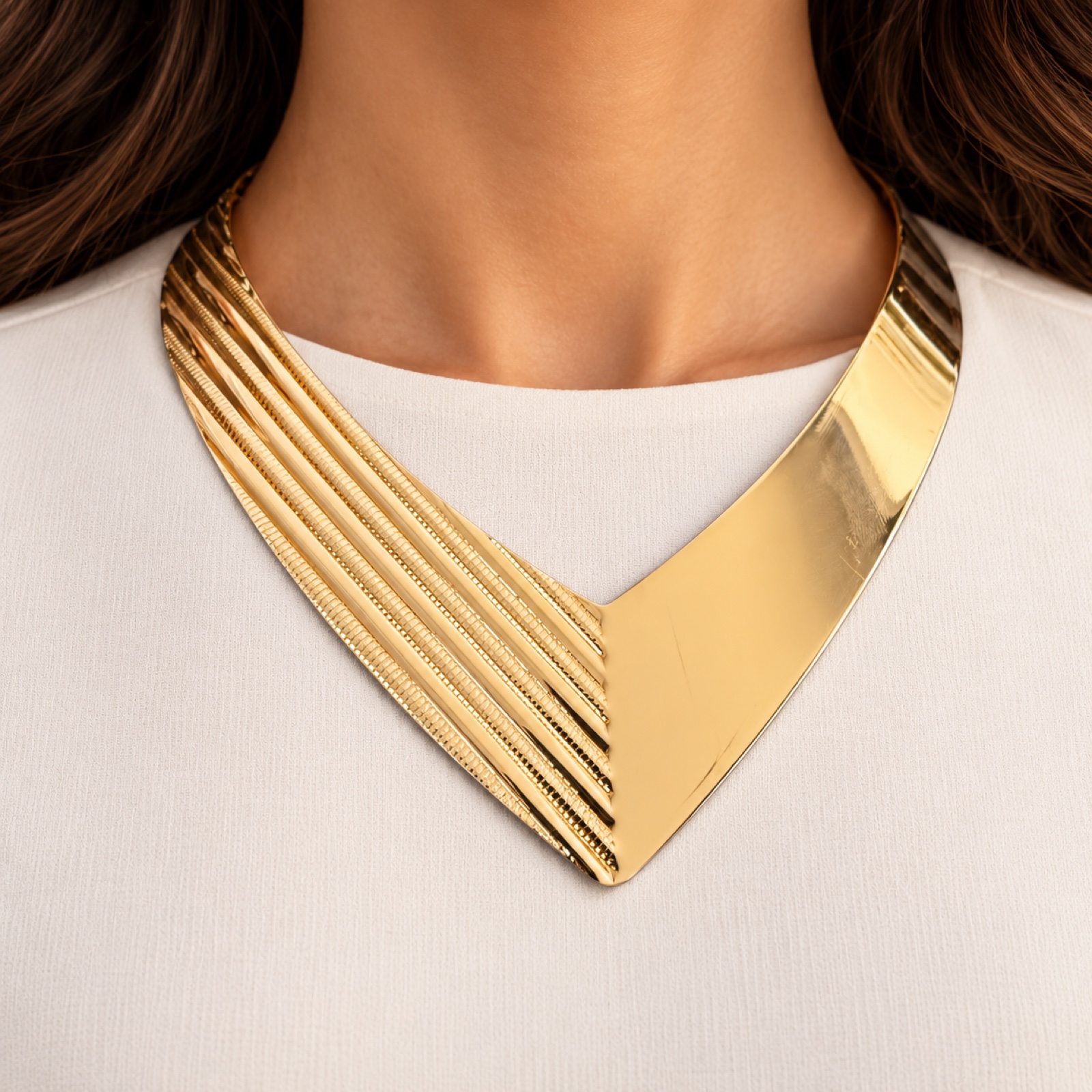 Zoe, close view of the jewellery on the model, campaign portrait